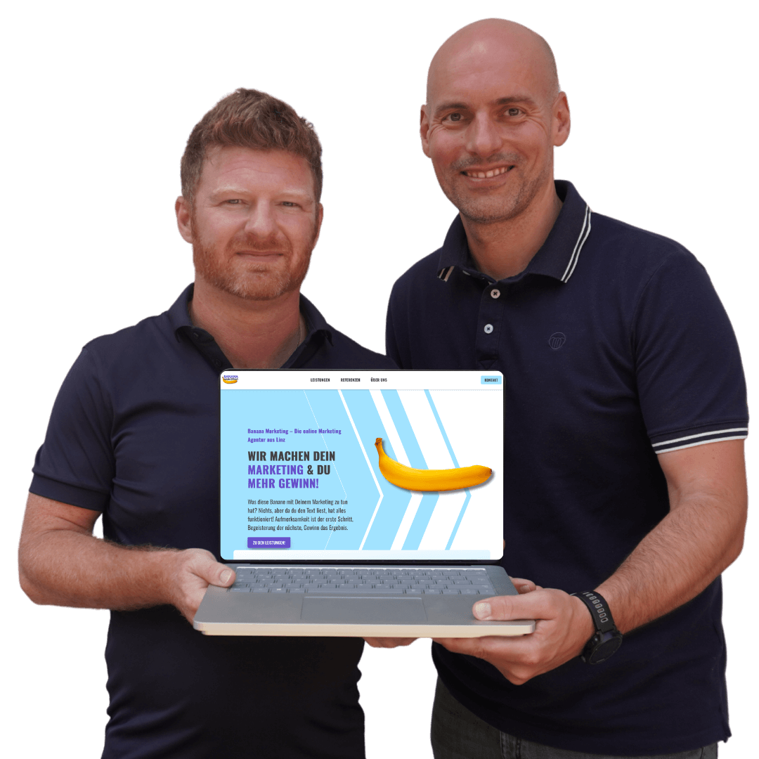 Florian und Andreas von der linzer Webdesign Agentur Banana Marketing halten gemeinsam einen Laptop in der Hand