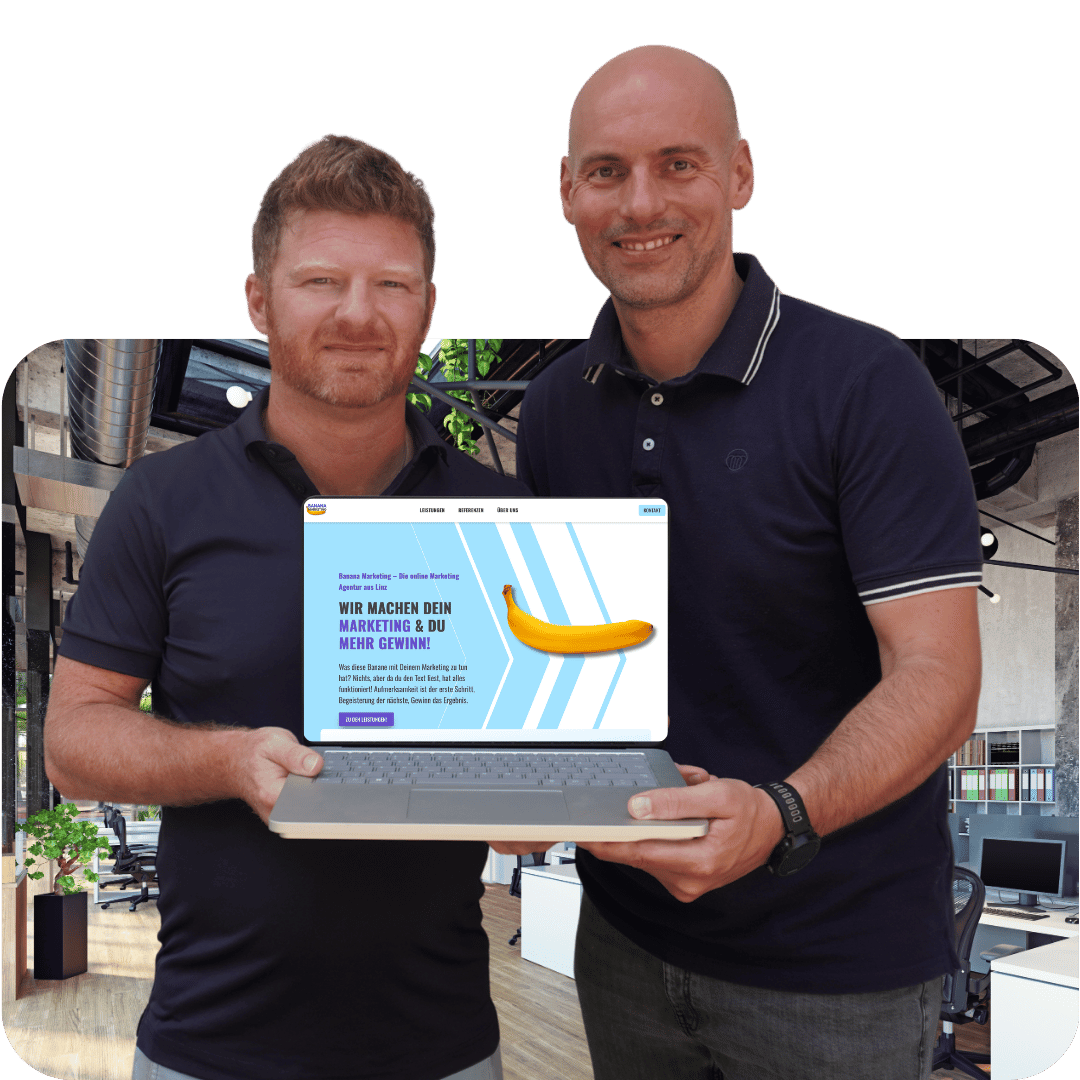 Florian und Andreas von der Online Marketing Agentur Banana Marketing halten gemeinsam einen Laptop in der Hand