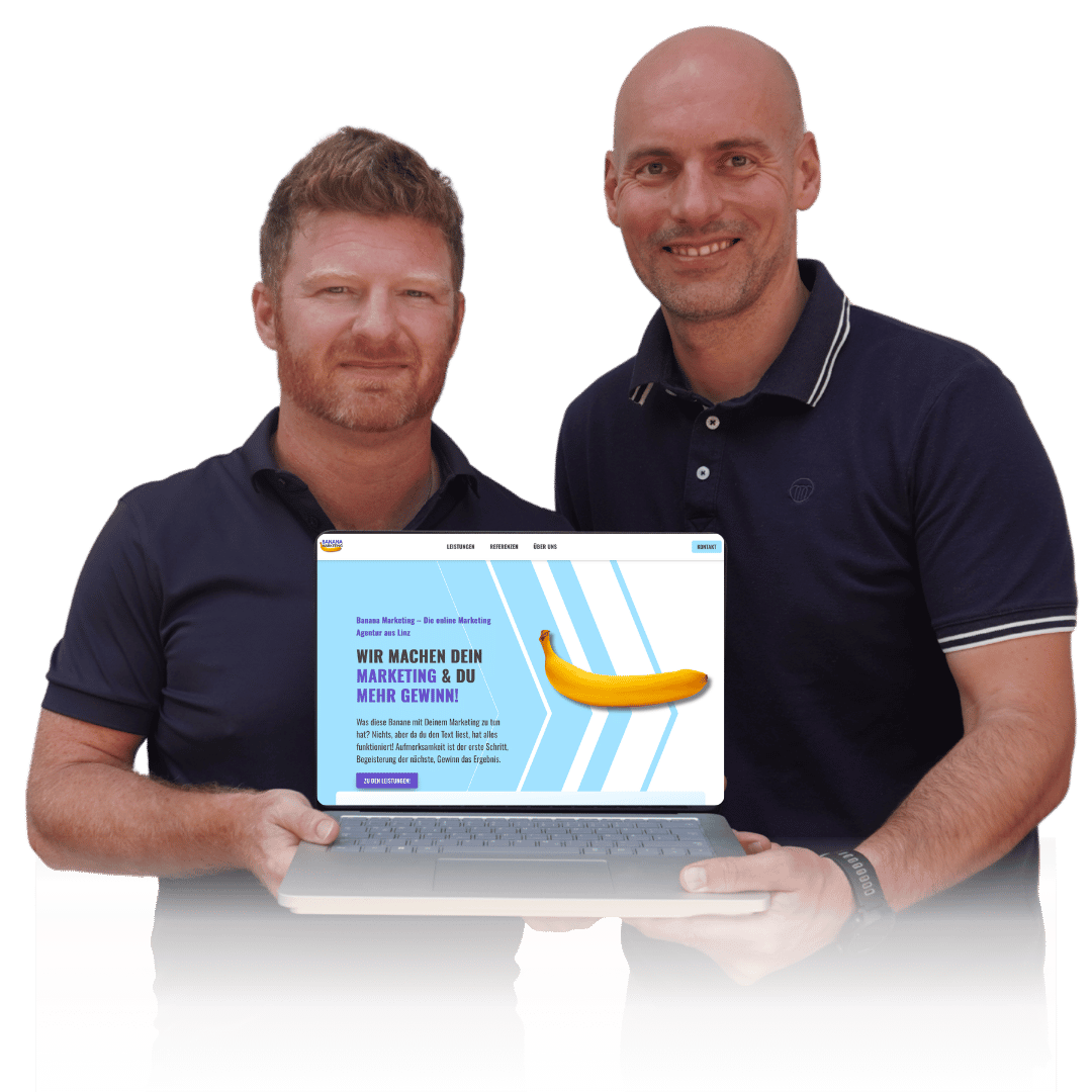 Florian und Andreas von der linzer Webdesign Agentur Banana Marketing halten gemeinsam einen Laptop in der Hand